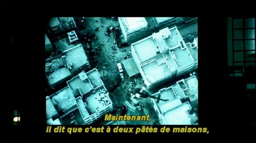 Subtitle reads: Maintenant, il dit que c'est à deux pâtés de maisons,